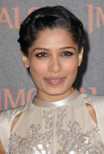 How tall is Freida Pinto?